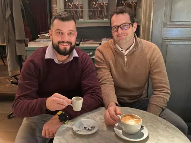 Fotografie autorů podcastu z kavárny